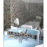 Aimee Luxury With Heated Pool 4*