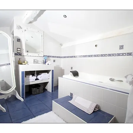 Bed & Breakfast Aimee Luxury With Heated Pool